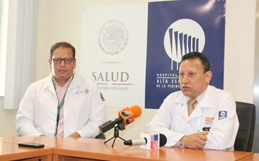 Los médicos Juan José Medina Zamora y Juan Pablo Flores Tapia, director Médico y jefe de la División de Urología y Nefrología, respectivamente dieron a conocer la noticia.