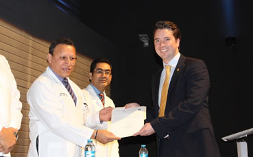 Las constancias fueron entregadas por los médicos Juan José Medina Zamora, Director Médico del HRAE, en representación de Rafael Barrera Zoreda; Guillermo Storey Montalvo, Director  de la Facultad  de Medicina de la Universidad Autónoma de Yucatán; Saúl de Los Santos Briones, Director de Planeación, Enseñanza e Investigación; Rolando Díaz Castillo, Subdirector  de Enseñanza e Investigación; Karla Lorena Quintana Gamboa, en representación de los nuevos R.1; y Alexander Heinze Rodríguez, en representación de los médicos graduados.