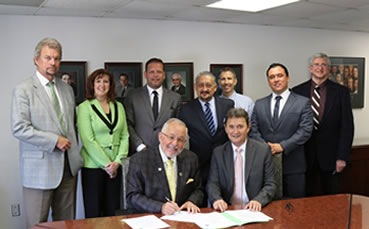 La firma estuvo encabezada por los titulares de ambas instituciones, Dr. Rafael Antonio Barrera Zoreda, director general del HRAE de la Península de Yucatán; y el Dr. William Strampel, Decano de la Facultad de Medicina de dicha universidad.